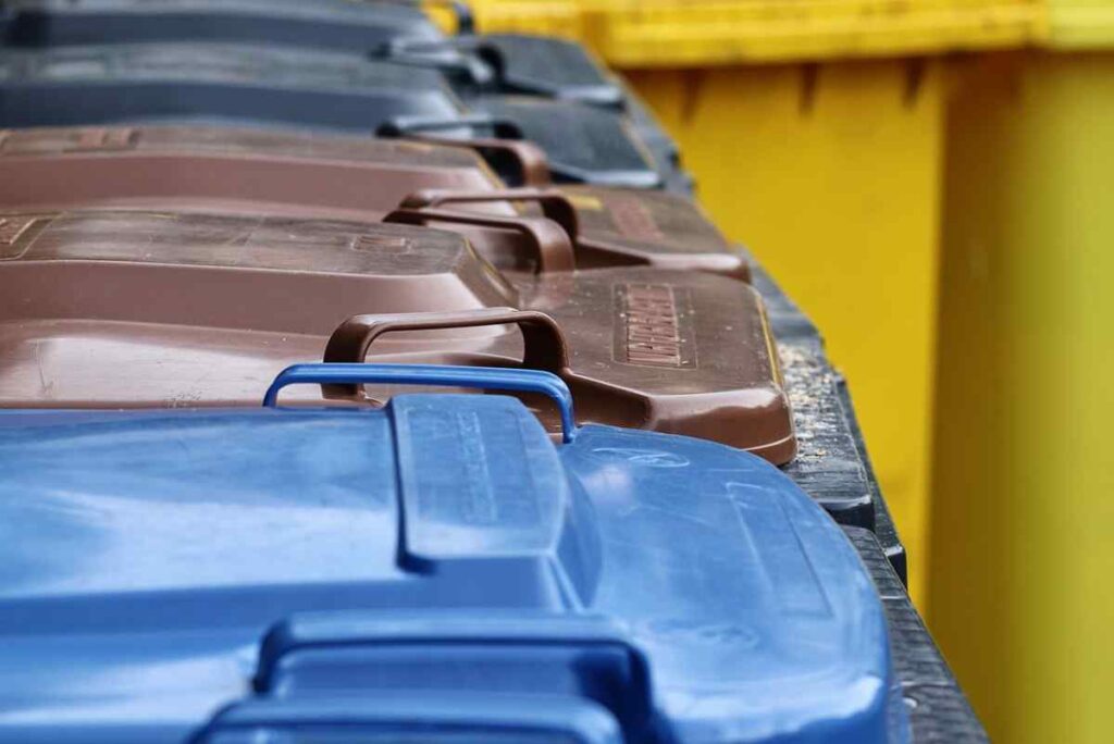 Contenedores-de-papel-organico-y-plastico