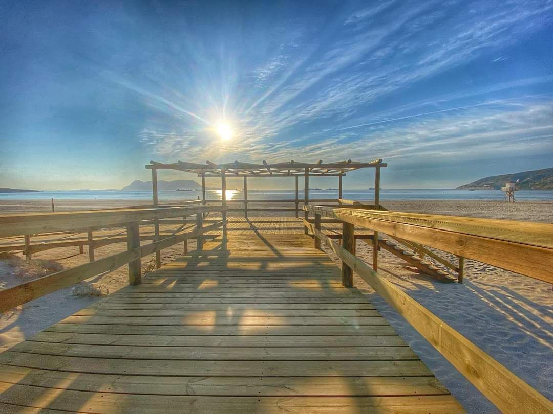 Mirador final de pasarela elevada sobre dunas en playa de Getares