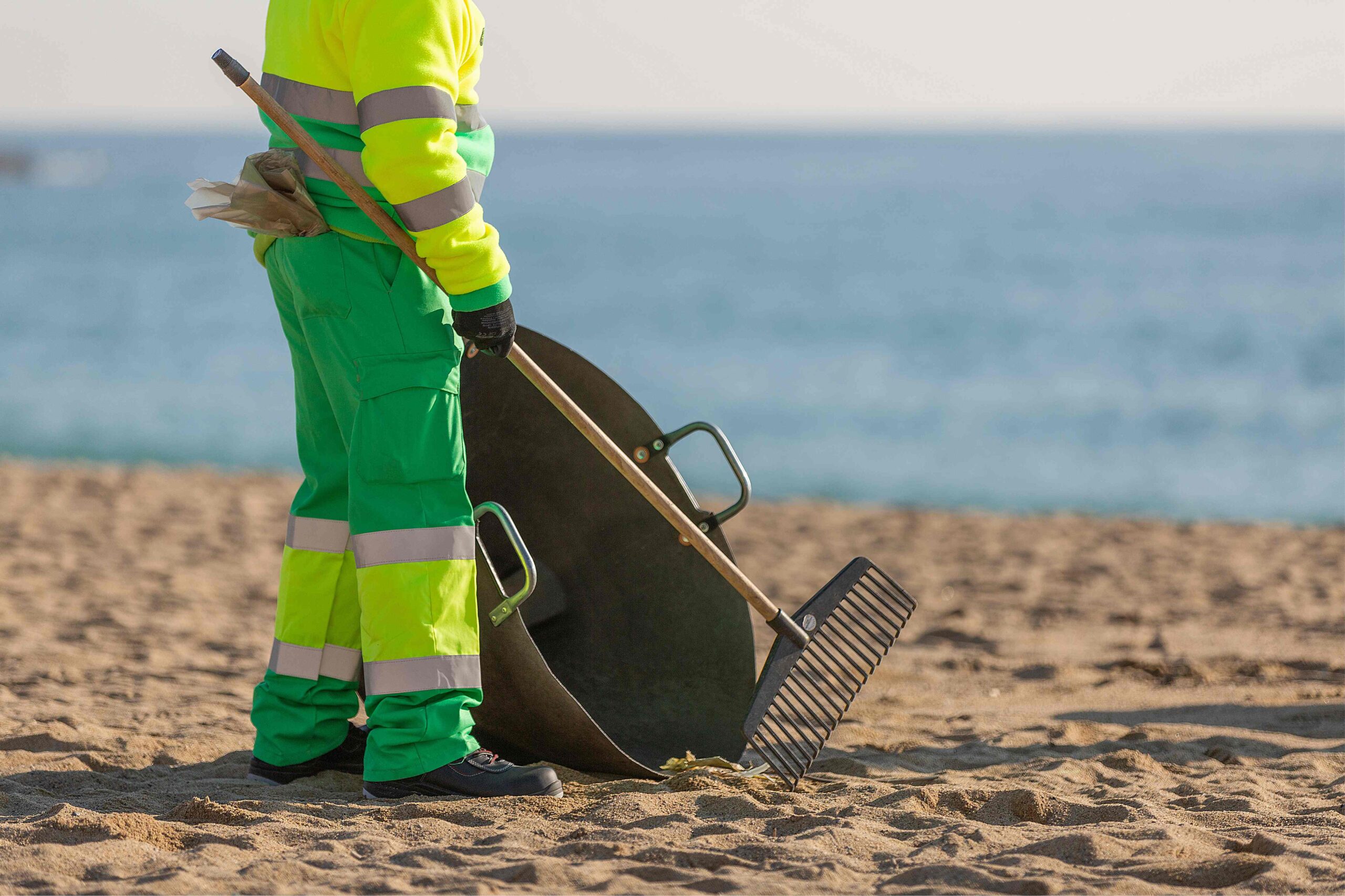 Urbaser limpieza de playas alicante