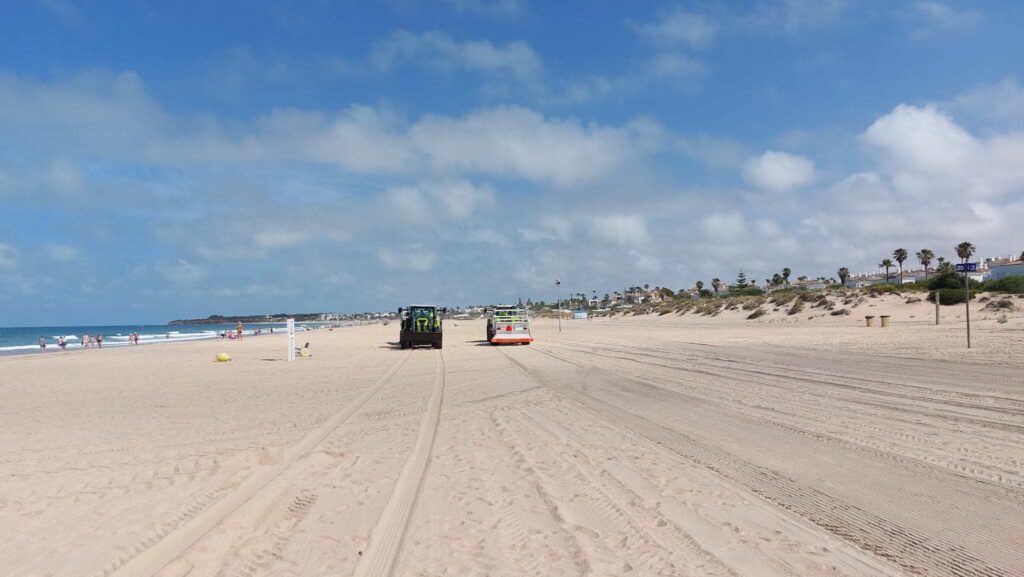 limpieza-mantenimiento-playas-chiclana-urbaser