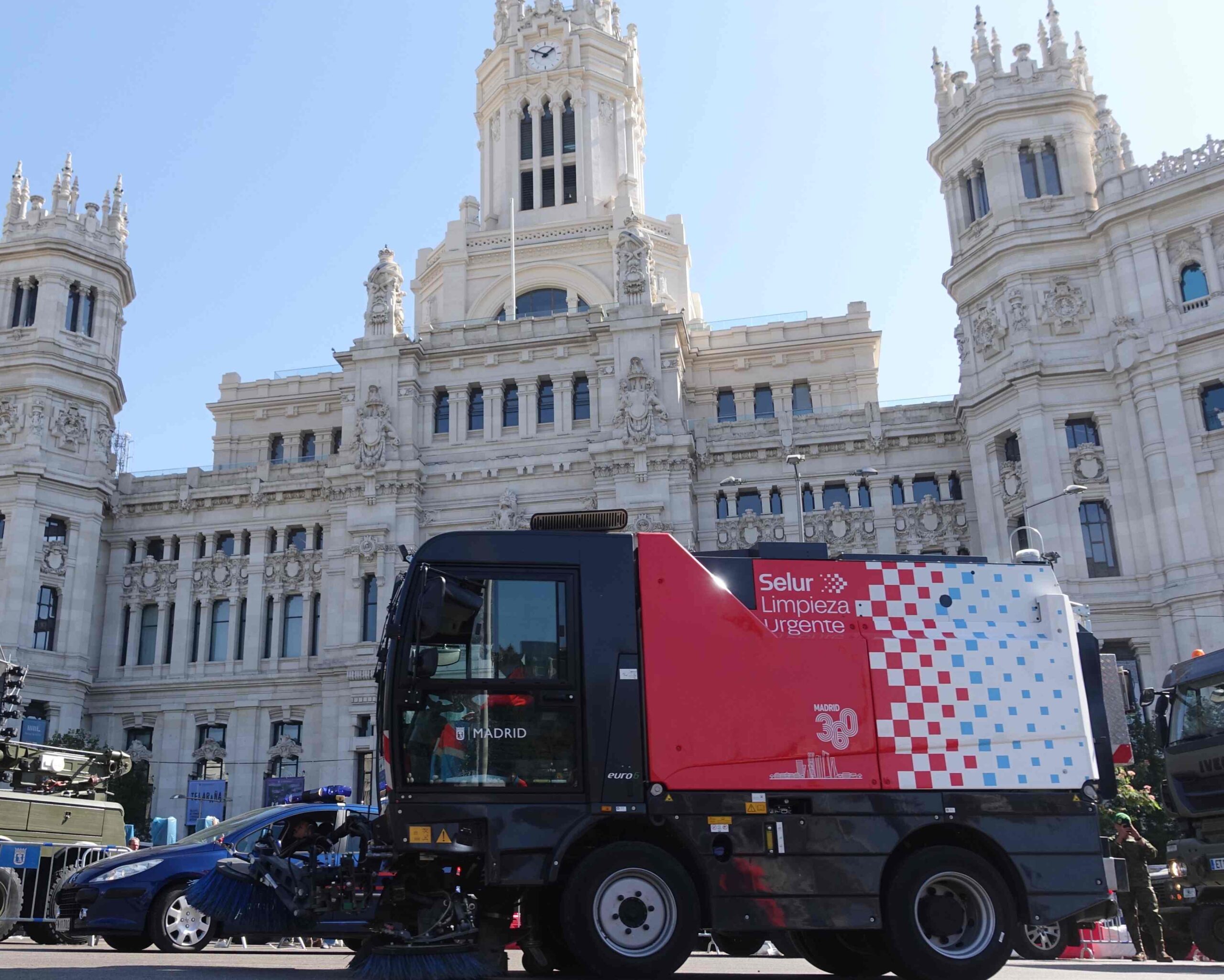 Vehículo de limpieza de Selur en Madrid durante las celebraciones del Día de la Hispanidad.