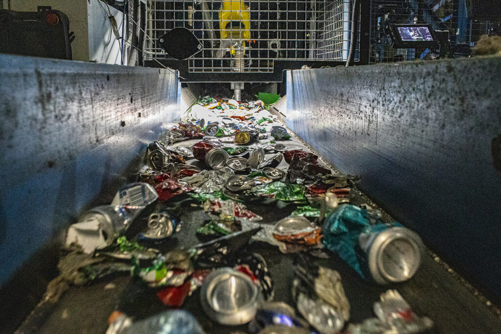 Cientos de latas para reciclar 