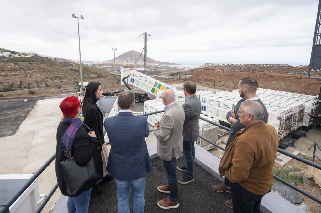 Autoridades supervisando red de puntos limpios