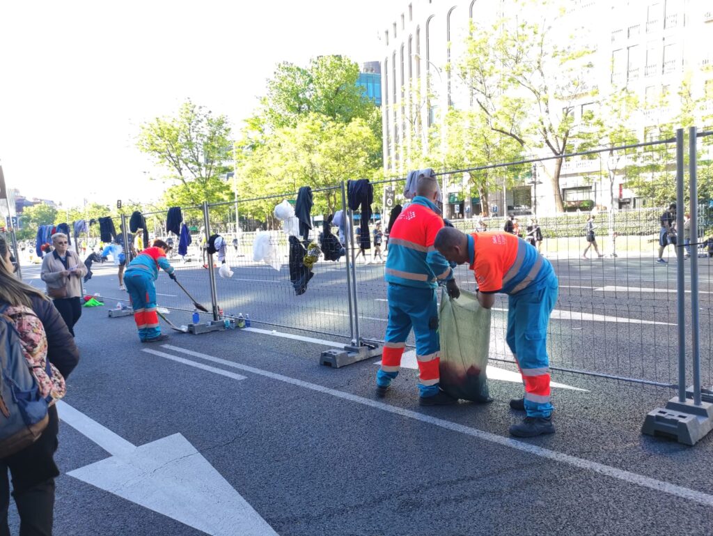 Trabajadores de Urbaser recogiendo residuos durante la cerrera