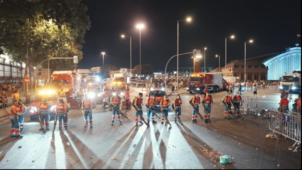 Trabajadores de SELUR realizando las tareas de limpieza, en la puerta de Atocha durante la noche. 