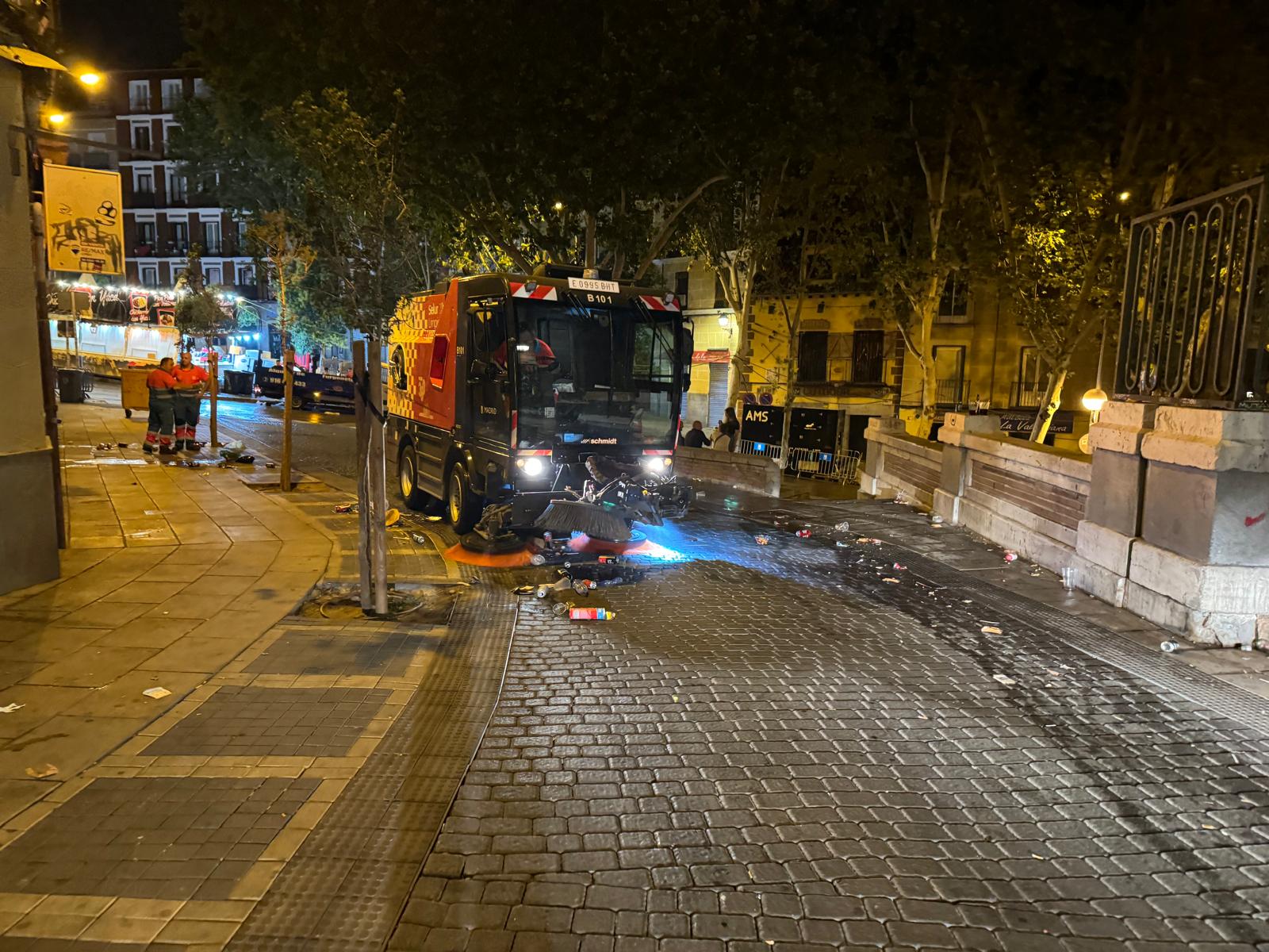 Camión de Selur limpiando las calles de Madrid en las fiestas de agosto