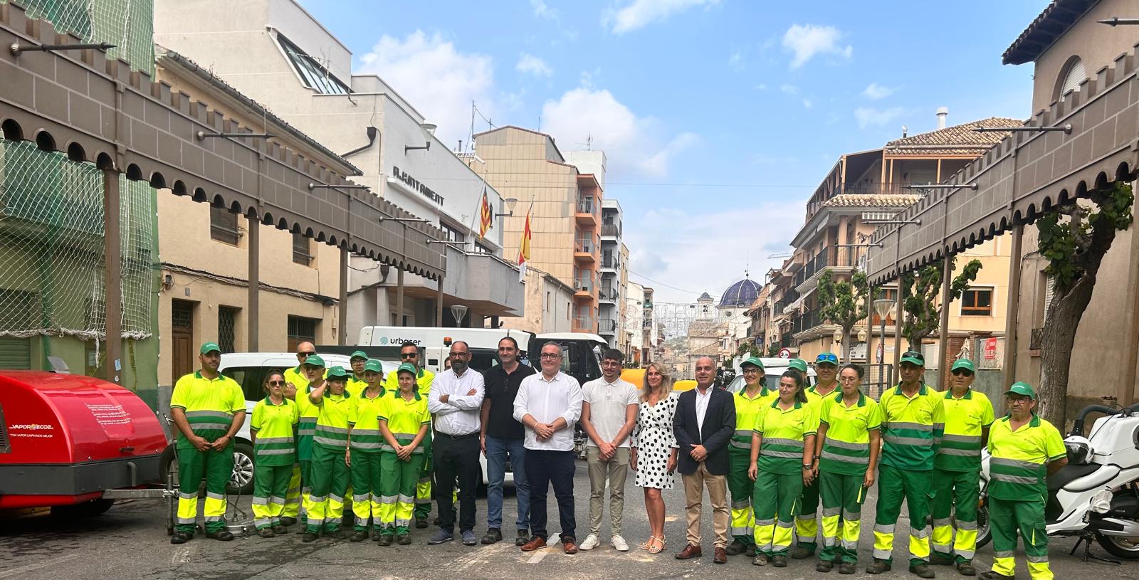 Equipo de trabajadores de Urbaser en una calle
