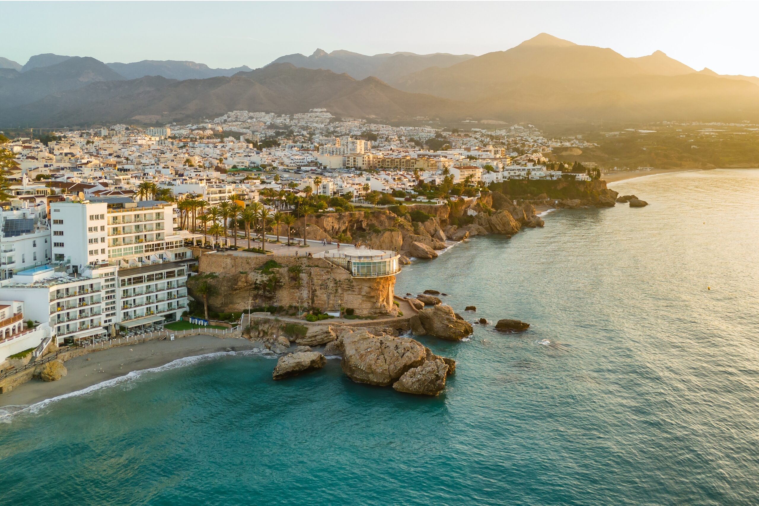 Imagen desde arriba de la costa de Nerja