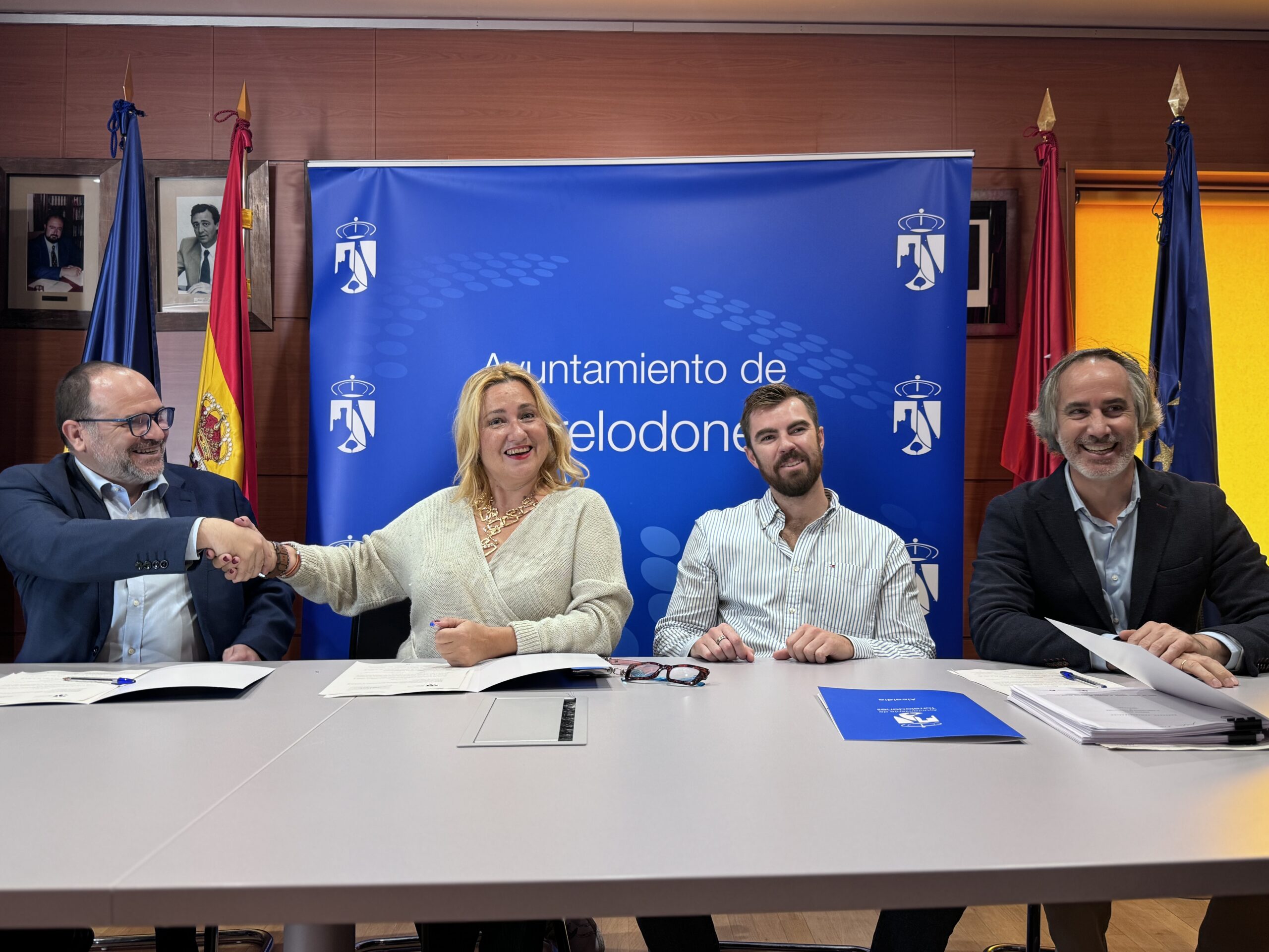 Imagen de tres personas durante la firma del contrato de Urbaser con el Ayuntamiento de Torrelodones.