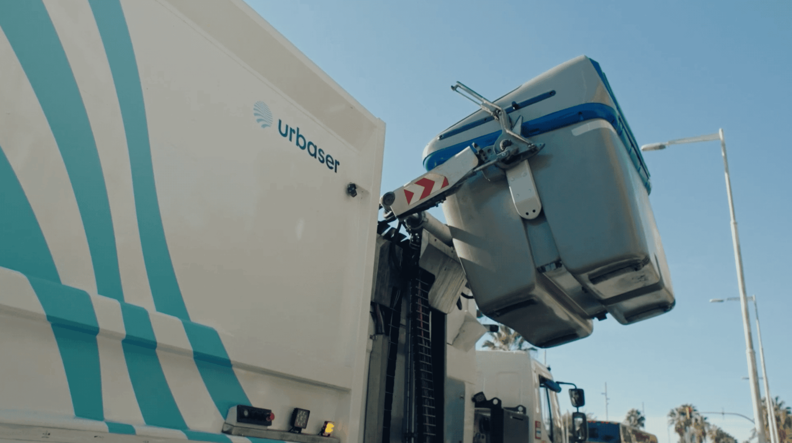 Camión de basura recogiendo un cubo de basura