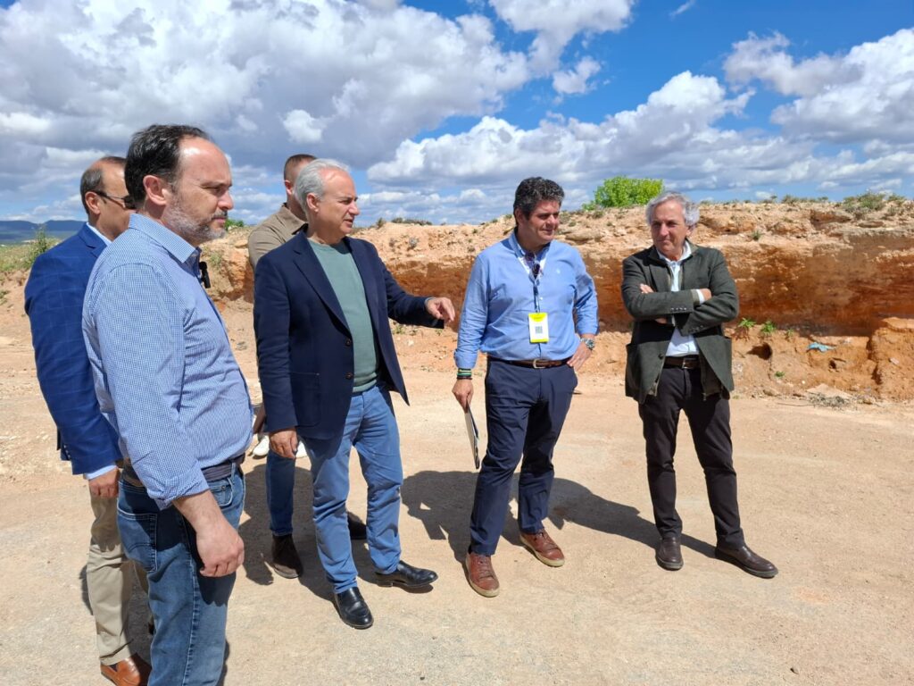 Raúl Mérida; el director general de Calidad Ambiental, Jorge Blanco; y el director territorial de Tratamiento de Urbaser, Ignacio Gómez; así como con los alcaldes de ambos municipios, Tomás Cervera (Sot de Chera) y Ricardo Gabaldón (Utiel).